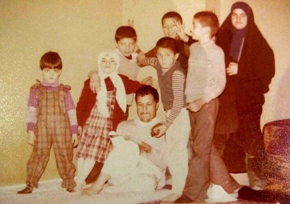 تصویری قدیمی از هاشمی رفسنجانی در کنار خانواده