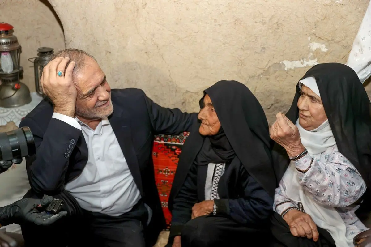 ایستادن زیر گرمای آفتاب برای گوش دادن به درد  دل مردم با روی گشاده و لبخند به لب به سبک پزشکیان+عکس