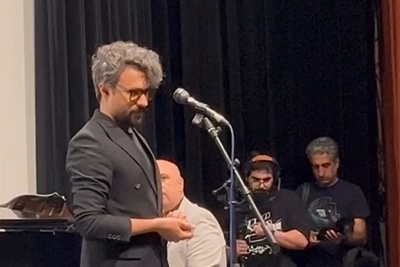 اجرای غم انگیز و سرشار از دلتنگی راغب به یاد برادر غیرخونی اش در مراسم یادبود حمید هیراد/ شب به گلستان تنها منتظرت بودم باده ی ناکامی در هجـــرِ تو، پیمودم، منتظرت بـودم...+فیلم