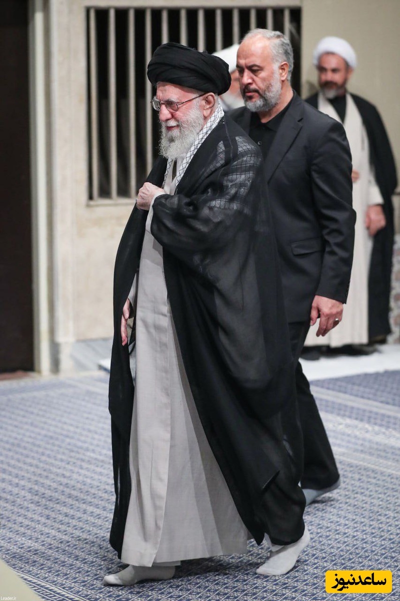 شوق دیدنی حضار از لحظه ورود رهبر انقلاب به مراسم عزاداری شام شهادت حضرت فاطمه(س)/ عشق به رهبر در خون شان جریان دارد