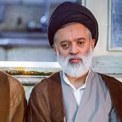 حضور پسر ارشد رهبر معظم انقلاب در چایخانه حرم رضوی با لباس خادمی+ویدیو