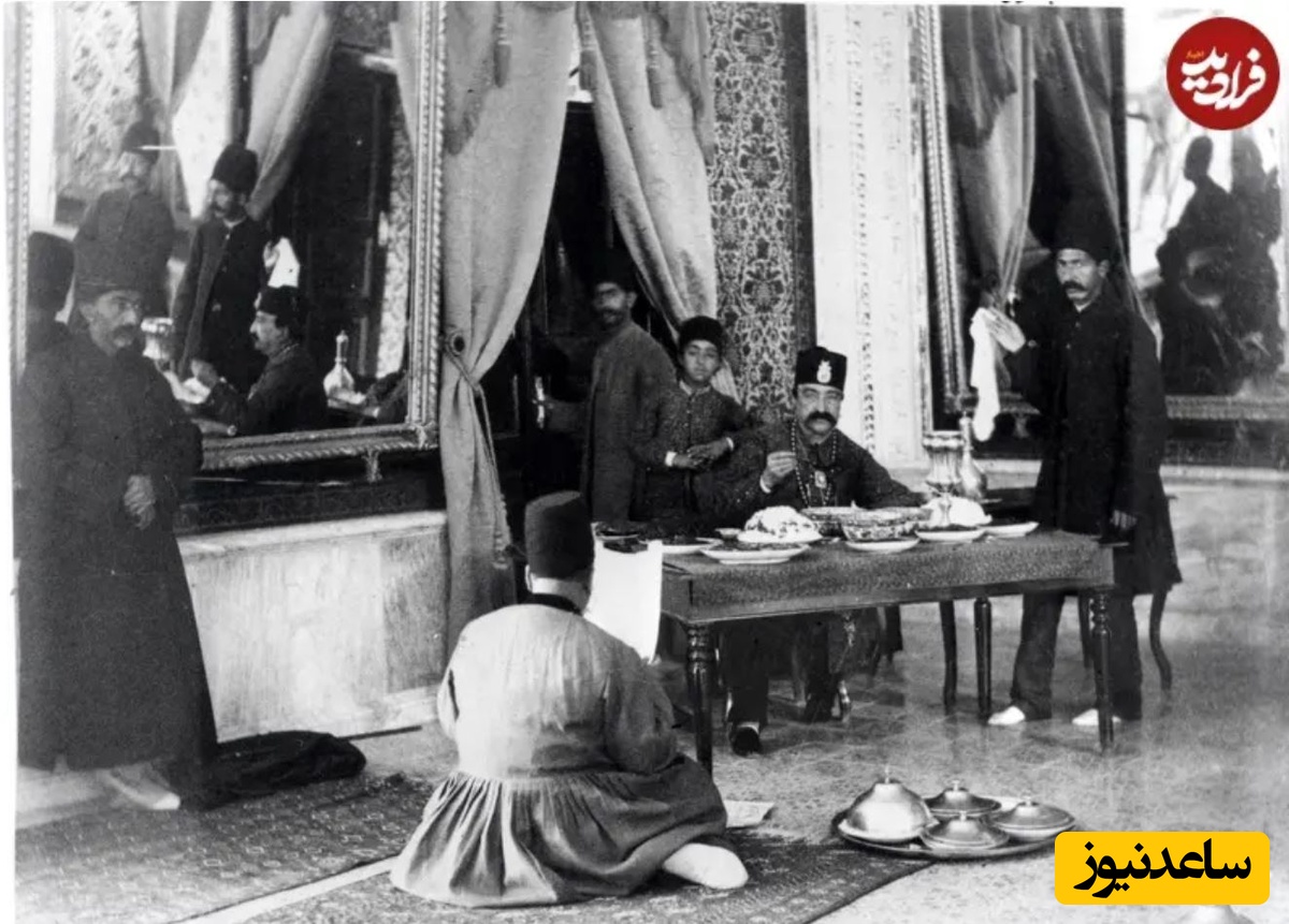 ناصرالدین شاه در حال صرف ناهار در کاخ گلستان و گوش دادن به مطالب یکی از درباریان که به حضور رسیده است