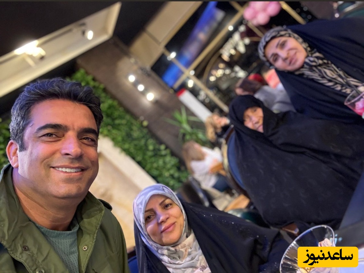 منوچهر هادی در کنار خانواده اش