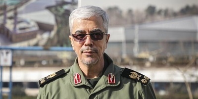 تصویری دیده نشده از قاب 3 نفره سرلشکر شهید باقری در کنار همسر و دخترش در چهل ستون اصفهان