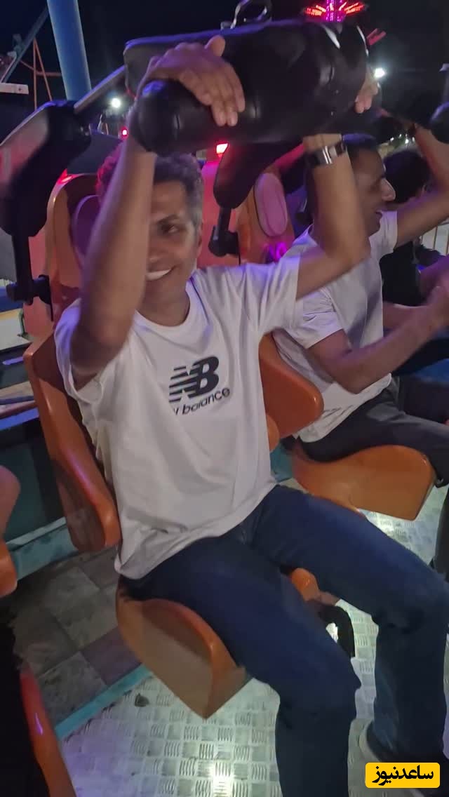 سفینه سواری خنده دار عادل فردوسی پور در شهربازی کرمان/ گزارش زنده از آسمان زادگاه محبوبترین مجری فوتبال ایران+فیلم