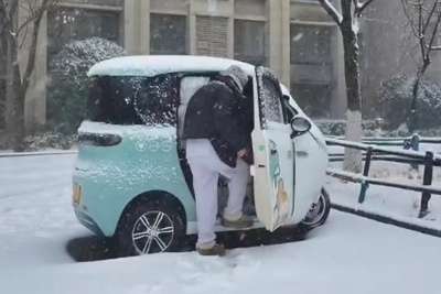 باور می‌کنی این زن توی ماشین به این کوچیکی زندگی می‌کنه؟!؛ دقایقی همراه با زندگی پر از آرامش این خانم که حتی داخل این خودرو آشپزی هم میکنه😍+فیلم