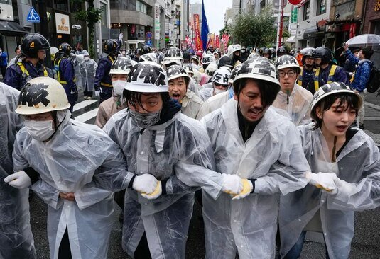 تظاهرات گروه های چپگرا علیه نشست سران گروه هفت کشور صنعتی جهان (جی هفت) در شهر هیروشیما ژاپن/ EPA
