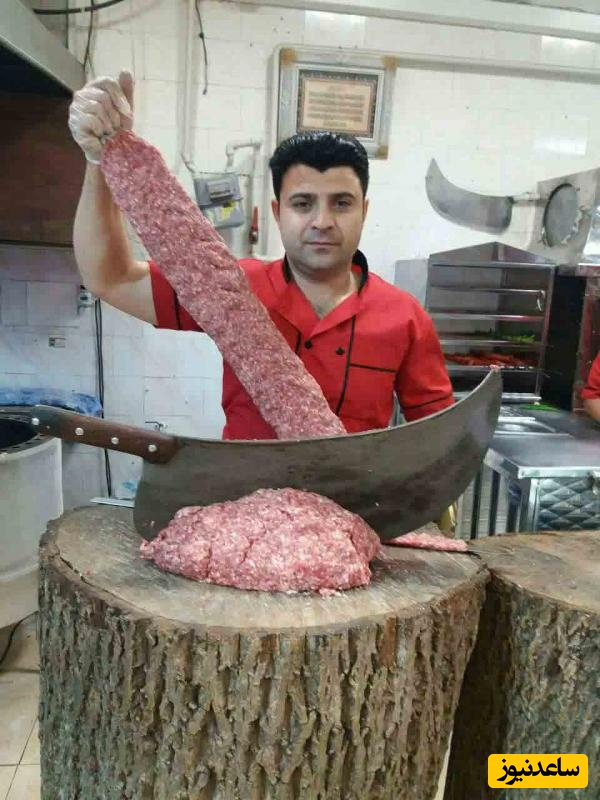 خلاقیت خنده‌دار و تحسین برانگیز کباب‌پز بنابی برای کشوندن مشتری پای سیخ کباب حماسه آفرید/ الحق که دکترای بازاریابی حق توئه، سهم توئه😂