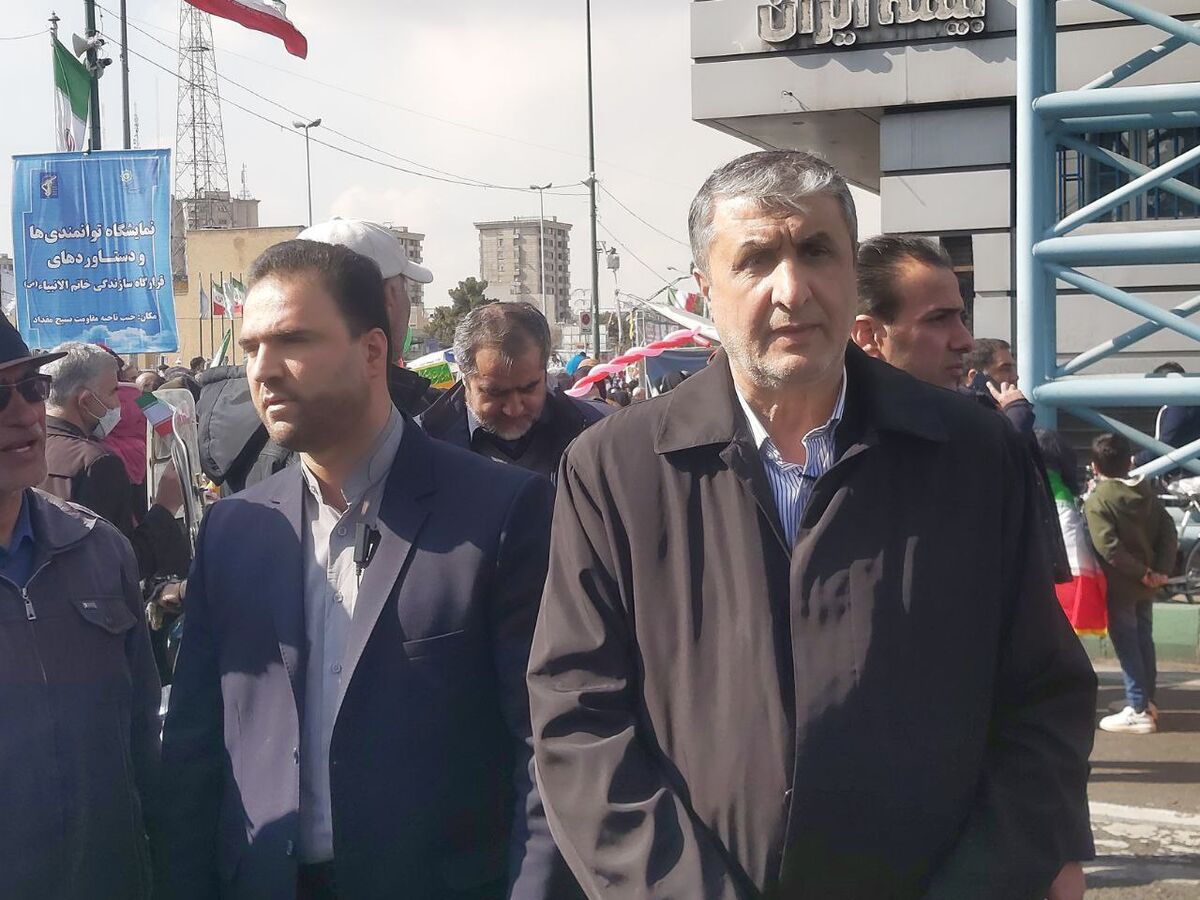حضور  محمد اسلامی رئیس سازمان انرژی اتمی در راهپیمایی 22 بهمن