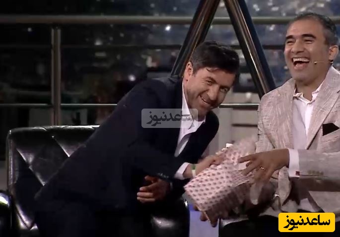کلافه شدن کریم باقری از دست عابدزاده، عقاب آسیا/ گرفت کاغذکادو رو پاره پوره کرد😂+فیلم