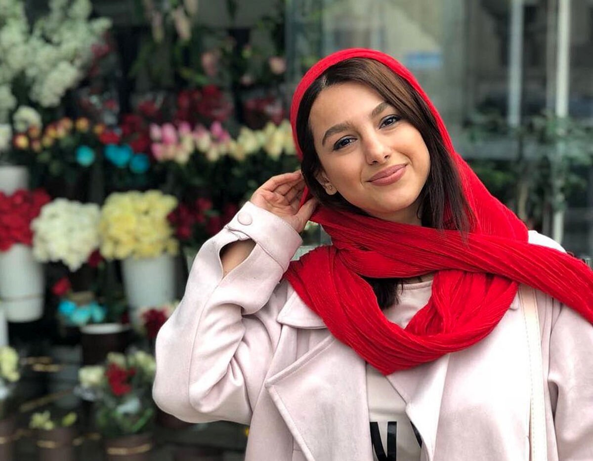 بلوز کوتاه و شلوار تنگ جوانه دلشاد در حین اجرا