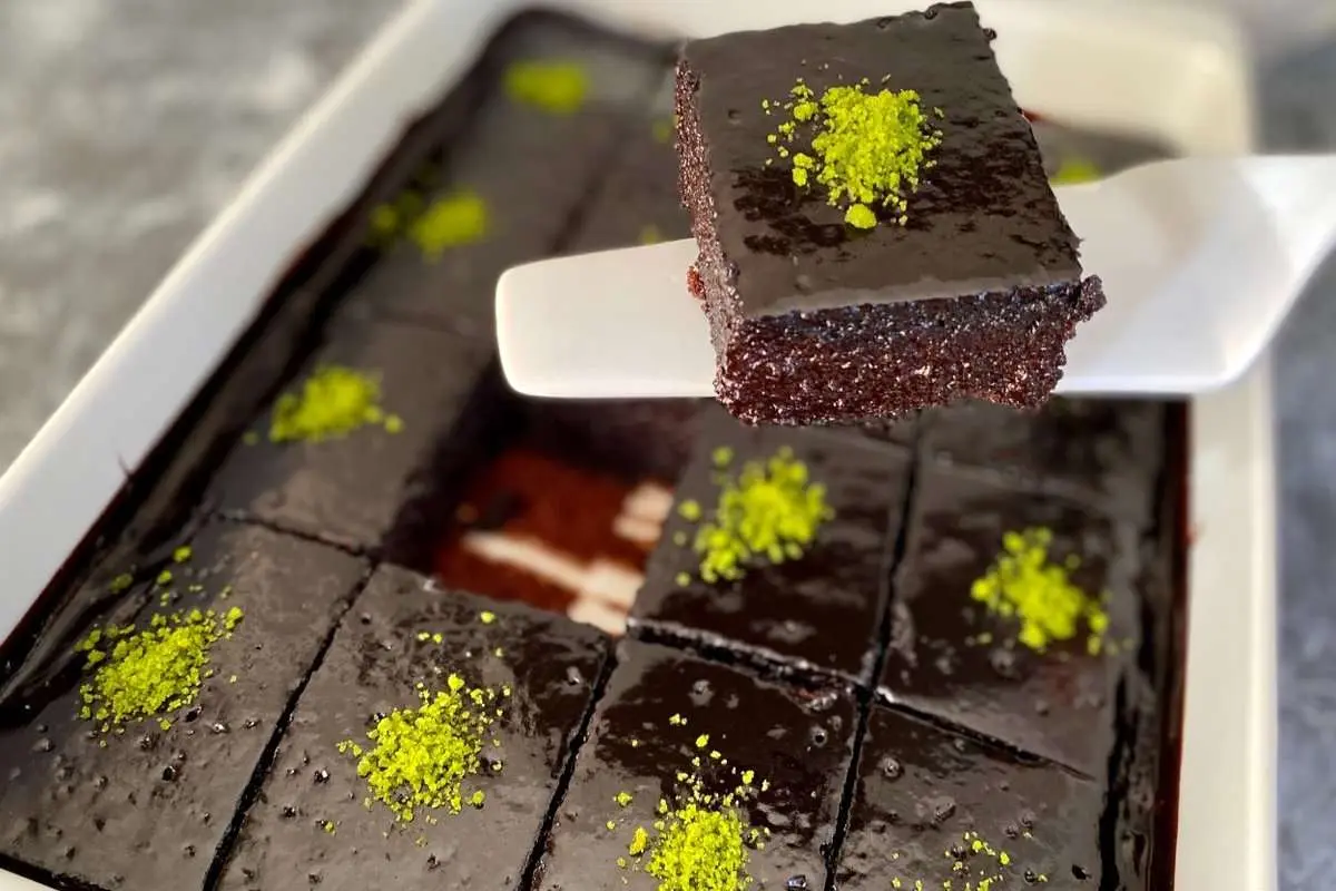 آموزش تهیه کیک خیس شکلاتی خوشمزه و لذیذ به سبک کافه‌ها + فیلم