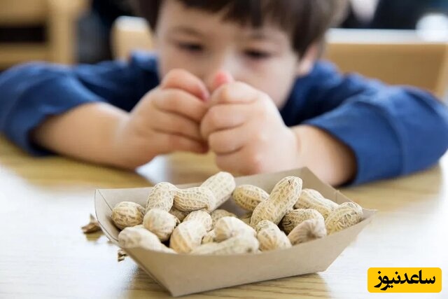 بادام زمینی خوردن کودک
