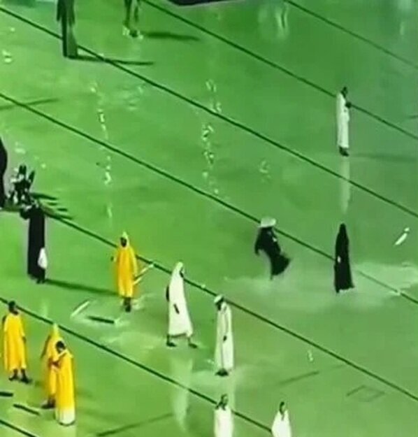 (ویدئو) پخش زنده مسجد الحرام از آب بازی دو دختر جوان پربازدید شد