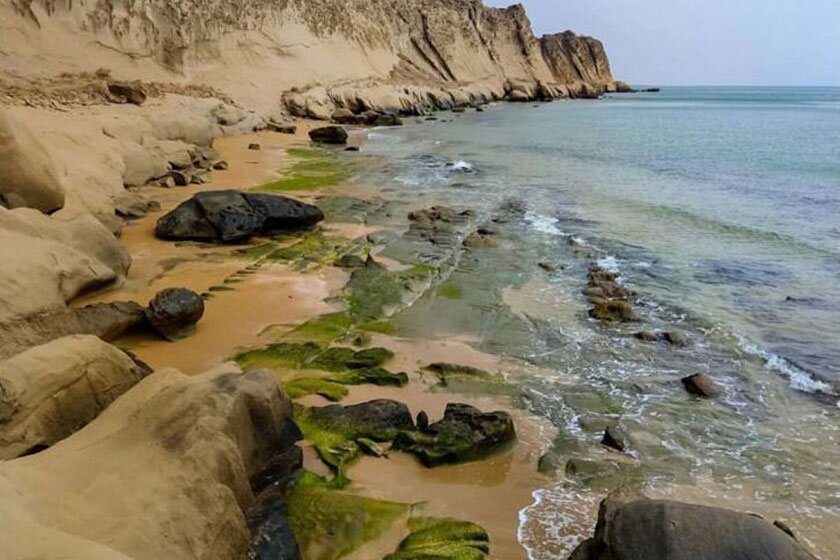 تندیس های سنگی ساحل مکسر خلیج فارس حاصل جدال هنرمندانه موج و صخره‌اند+تصاویر جذاب