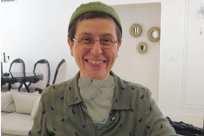 نگاهی به دکوراسیون خانه غرق در نور و دلباز آپارتمان سوسن پرور؛ از مبلمانی مدل روکوکو تا جزیره با رویه سنگ مرمر و ناهارخوری اعیانی با شمع‌های اروپایی+ویدیو