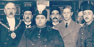 سفر در زمان؛ قاب عکسی از 116 سال پیش؛ نگاهِ غریب احمدشاه قاجار به دوربین در حیاط مدرسه