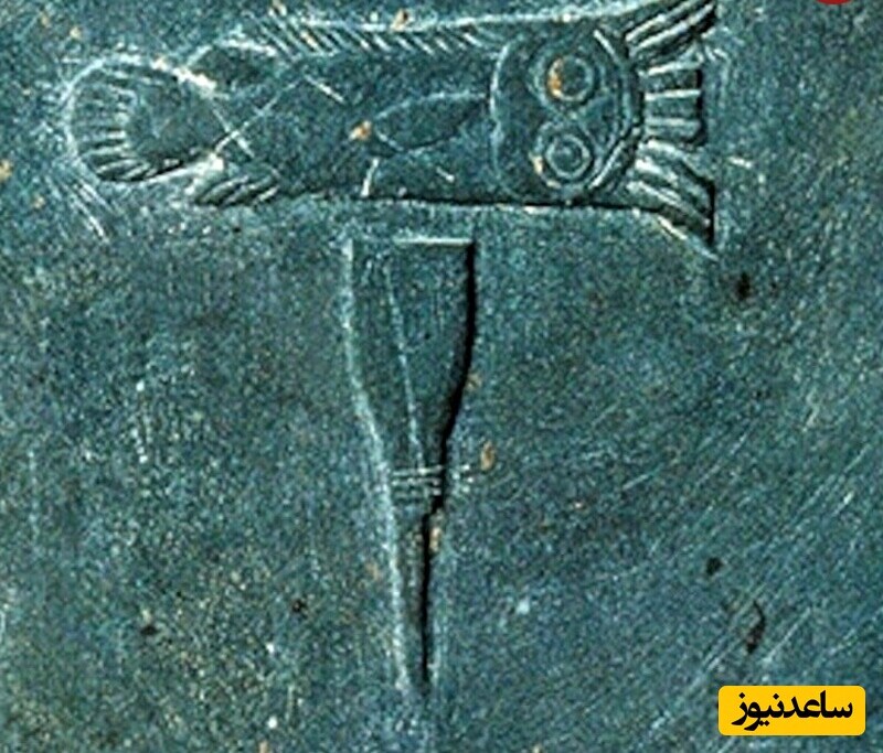 هیروگلیفی در لوح نارمر که نام نارمر را نشان می‌دهد؛ ترکیبی از تصویر گربه‌ماهی و اسکنه؛ گربه‌ماهی برای نخستین فراعنۀ مصر مقدس به شمار می‌آمد 