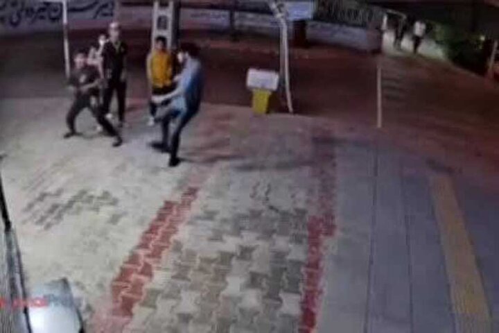لحظه هولناک چاقو خوردن شهروند سبزواری در دفاع از دو دختر جوان مقابل اراذل اوباش/ فیلم +18