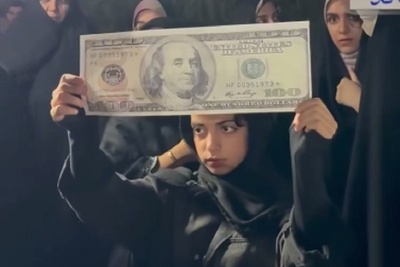 حب این ارز نجس را از قلبمان بیرون می‌کنیم! آتش زدن دلار در تجمعات شبانه؛ مرگ بر دلار آمریکایی ...