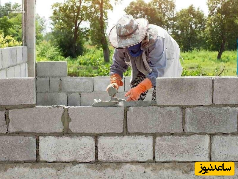 دکوراسیون با طعمِ  برق 220 ولت؛ خلاقیت بنّای ایرانی در استفاده از تیر برق کوچه به عنوان ستون خانه مشتری+ویدیو/ چیزی نیست یه همزیستی مسالمت آمیز با اموال عمومیه😂