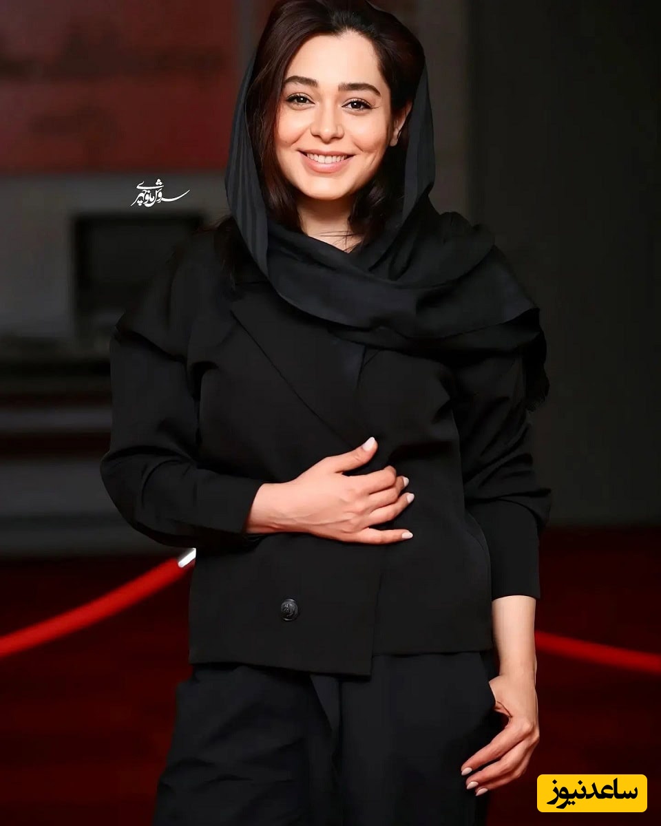 ژست دلبرانه سانیا سالاری در میان شاخ و برگ های سرسبز درختان