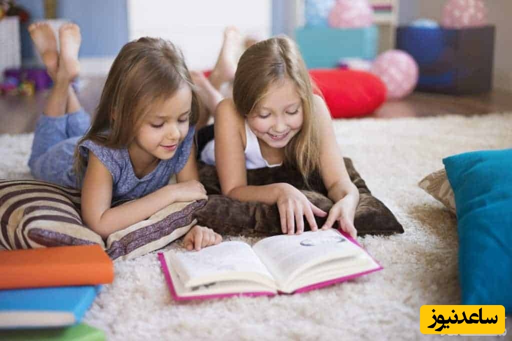 دو کودک در حال کتاب خواندن