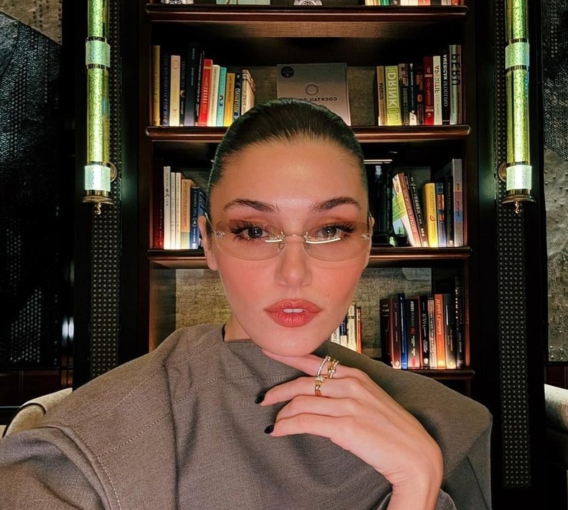 استایل شیک هانده ارچل چشم‌ها را خیره کرد/ پالتوی گرم و نرم و لاکچری هانده ارچل در پاریس