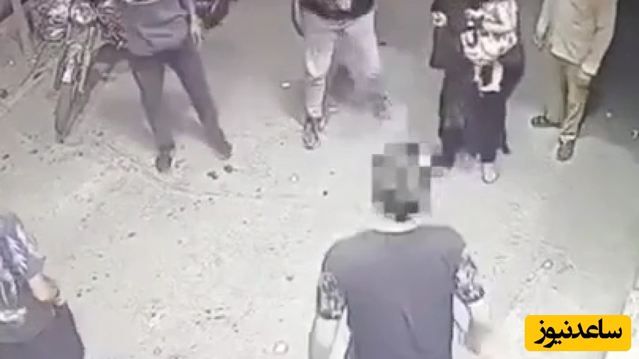 (ویدیو)‌ حمله ارازل با سلاح سرد به زن بچه دار در داروخانه!/ وقتی مامور از راه می‌رسد و یک گلوله خرجش می‌کند...