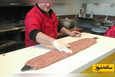 خلاقیت خنده دار کباب پزِ تبریزی برای کِشاندنِ مشتری به مغازه حماسه ساز شد+عکس/هنر نزد ایرانیان است و بس!🤣