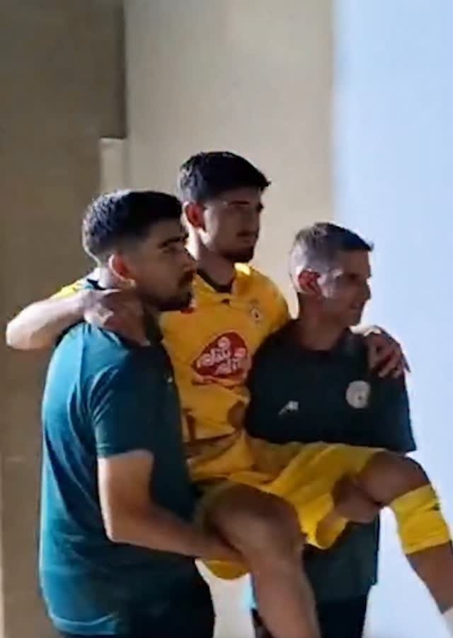 میکسدزون خودمونی فوتبال ایران؛ از حمل خنده دار بازیکن مصدوم در شیراز تا تعارف پیتزا به خبرنگاران+فیلم/ عجب فوتبالیست دست و دلبازی😂