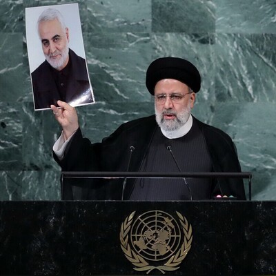 اولین واکنش سید ابراهیم رئیسی پس از بالا بردن تصویر سردار سلیمانی در سازمان ملل+ویدیو/ عکسی که قاب میز عزای رئیس جمهور شد