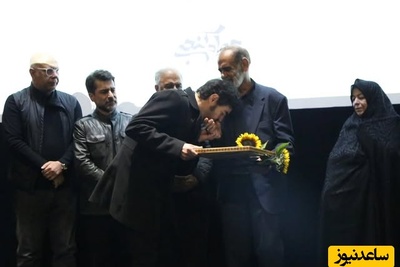 ادای احترام بازیگران و هنرمندان ایرانی به خانواده داغدار زنده‌یاد «جواد گنجی» از جانباختگان حوادث دی ماه/ از دستبوسی شهاب حسینی تا دقایقی سکوت به احترام مجلس با نوای سنج و دمام جنوبی+فیلم