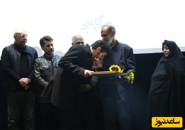 ادای احترام بازیگران و هنرمندان ایرانی به خانواده داغدار زنده‌یاد «جواد گنجی» از جانباختگان حوادث دی ماه/ از دستبوسی شهاب حسینی تا دقایقی سکوت به احترام مجلس با نوای سنج و دمام جنوبی+فیلم