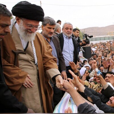 (عکس) نکته دیده نشده از یک عکس مقام معظم رهبری در جریان سفر ایشان به کرمانشاه / انگشتر آقا با نخ کوچک شده است!