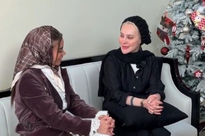 نگاهی به چیدمان منزل شاهانه آرام جعفری به سبک نئوکلاسیک لاکچری/ درخت کریسمس مجلل، مبلمان با طرح گورخری، صندلی ریلکسی، لوستر اعیانی، سرویس چینی جهیزیه با طرح حیوانات و...