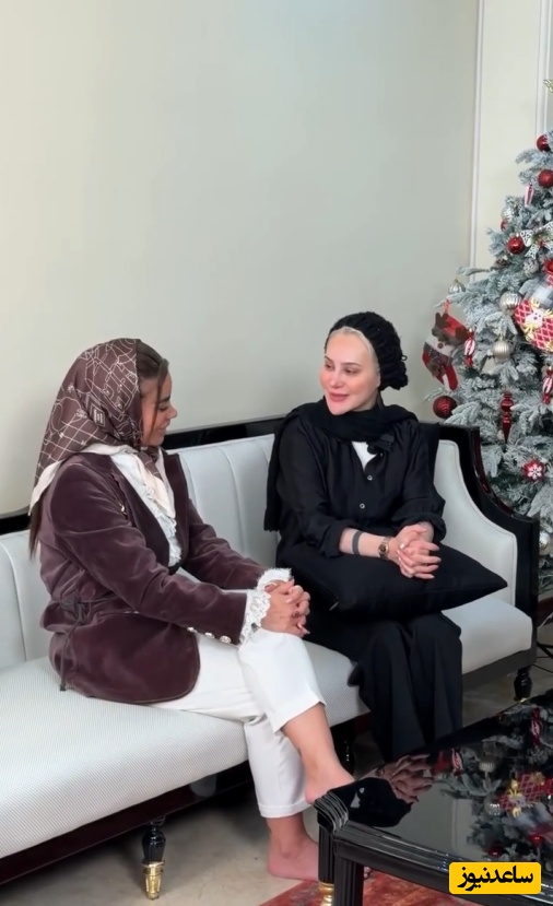 نگاهی به چیدمان منزل شاهانه آرام جعفری به سبک نئوکلاسیک لاکچری/ درخت کریسمس مجلل، مبلمان با طرح گورخری، صندلی ریلکسی، لوستر اعیانی، سرویس چینی جهیزیه با طرح حیوانات و...