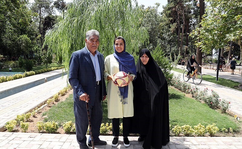 فرشته کریمی: بعد به دنیا اومدن من همسایه دل مادرم رو شکسته بود بهش گفته بود پنجمی هم که دختره مادر منم دعا کرد که...+فیلم