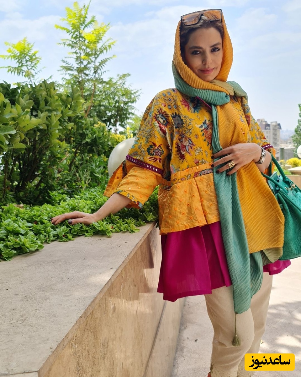 استایل کژوال سپیده خداوردی در بابلسر! شومیز کوتاه و رنگی باشلوار بگ ذغالی غوغا میکنه!🧡👌🏻