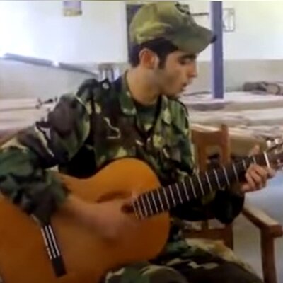 (فیلم) آواز فوق العاده سرباز ایرانی همراه با گیتارنوازی / با شنیدنش بغض آدم میترکه!