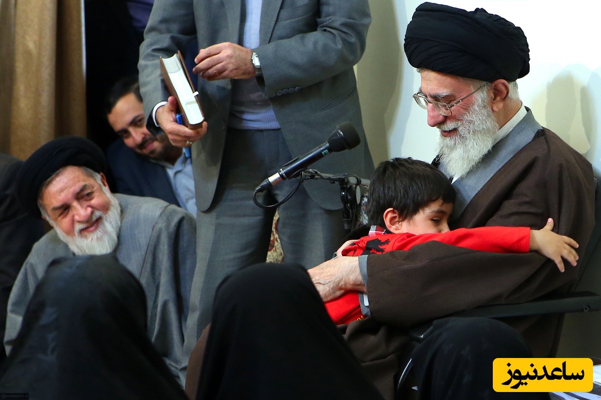 قاب ماندگار از مهربانی رهبر شهید انقلاب در دیدار صمیمانه با فرزندان شهدا + فیلم