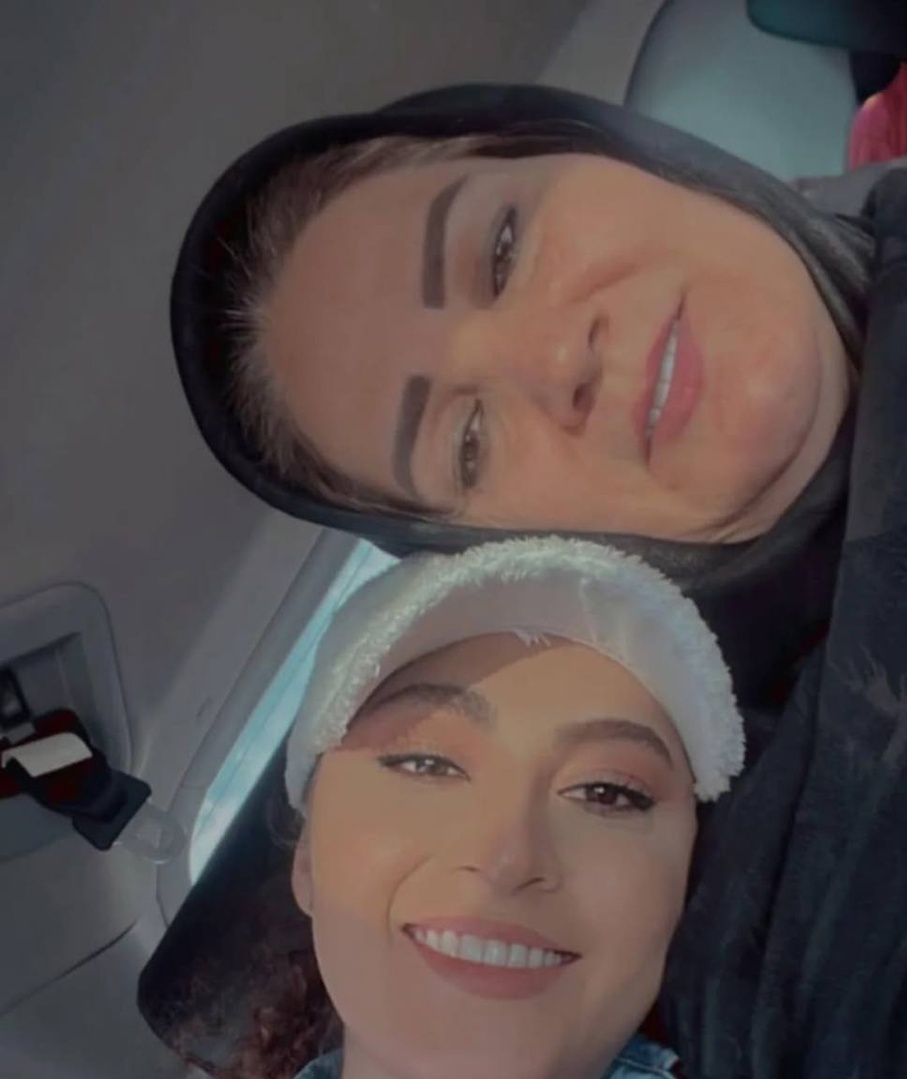  مریم مومن و مادرش