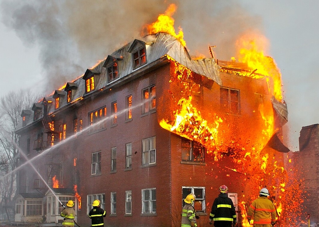 (ویدیو) وقتی کلاس داره میسوزه و معلم میگه به ترتیب حروف الفبا خارج شید!/ اصلا معلوم نیست این قانون حروف الفبا از کجا اومده؟😂