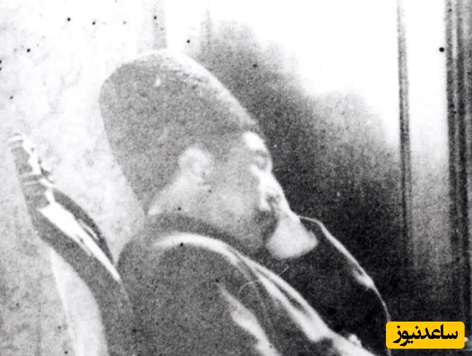 تصویر رنگی‌شده چرت زدن نصرالله خان پشت دستگاه تلگراف؛ 132 سال قبل