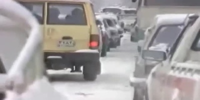 قاب نوستالژی امروز / فیلم دیده نشده از حال و هوای برفی خیابان های تهران در سال 63؛ تو این هوای گرم فقط هوای سرد و باصفای اون روزهاست که میچسبه / یادش بخیر