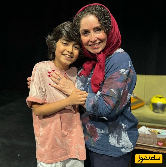 تصویر دیده نشده از ژاله صامتی و رایان سرلک در کنار اتوبوس دو طبقه انگلیسی در "زیرخاکی"