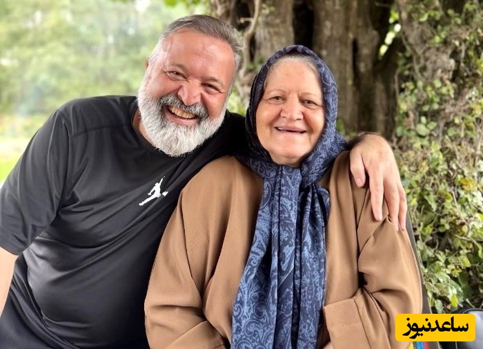 علی صالحی در کنار مادرش