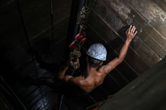 کار در یک معدن غیرقانونی مس در نزدیکی جنگل های آمازون برزیل/ خبرگزاری فرانسه