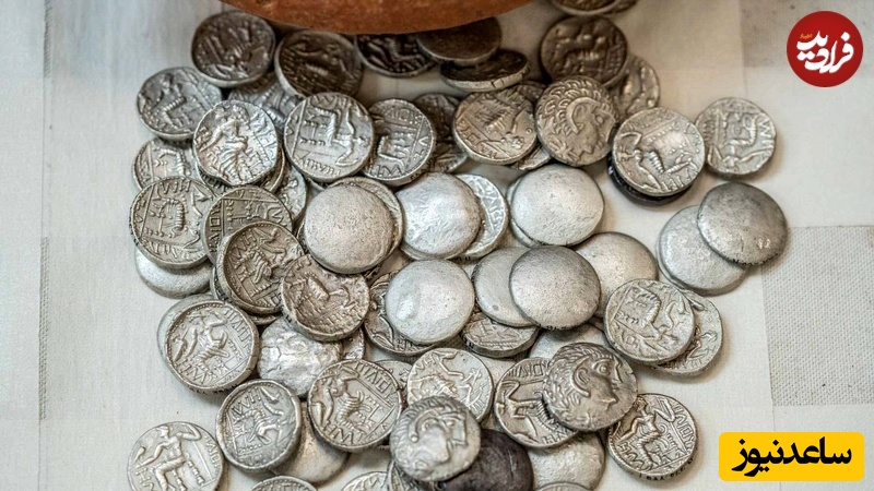 بر روی برخی از سکه‌ها نقش نیمرخ اسکندر و بر روی برخی دیگر تصویر زئوس که بر تخت نشسته دیده می‌شود