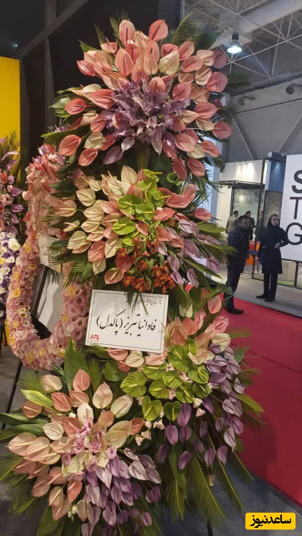 تاج گل نمایشگاه سه طبقه